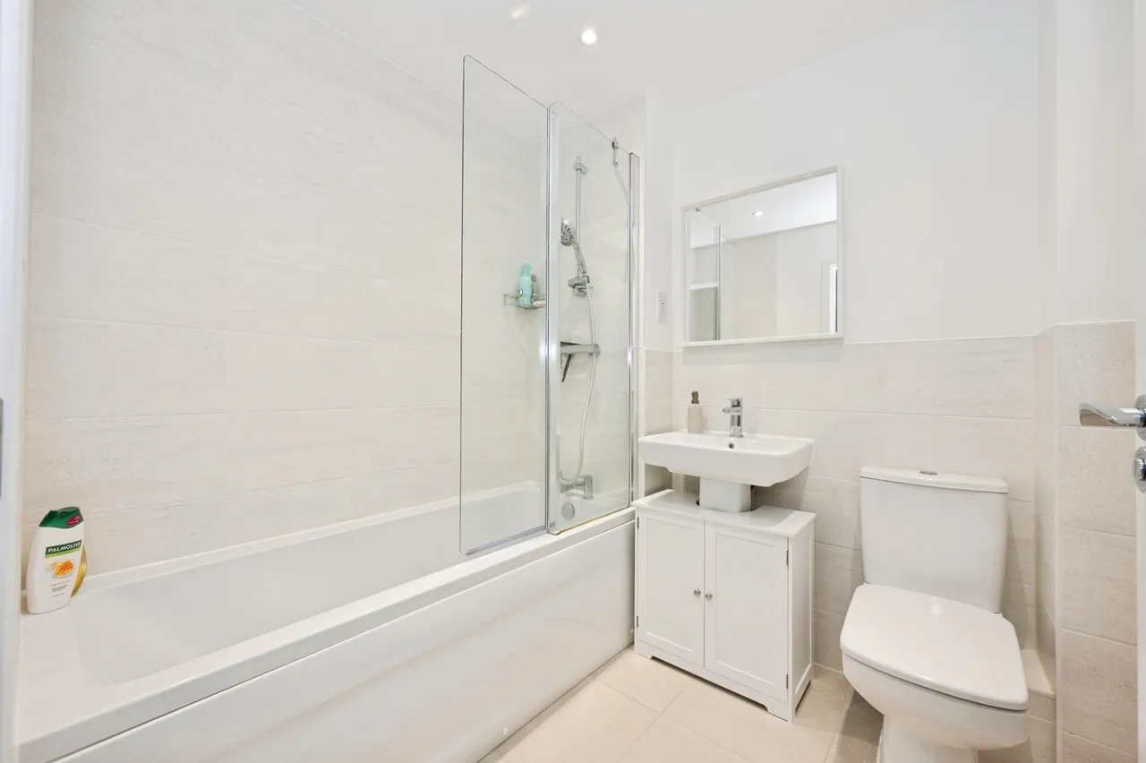 Yew Close, East Horsley, KT24, photo 10