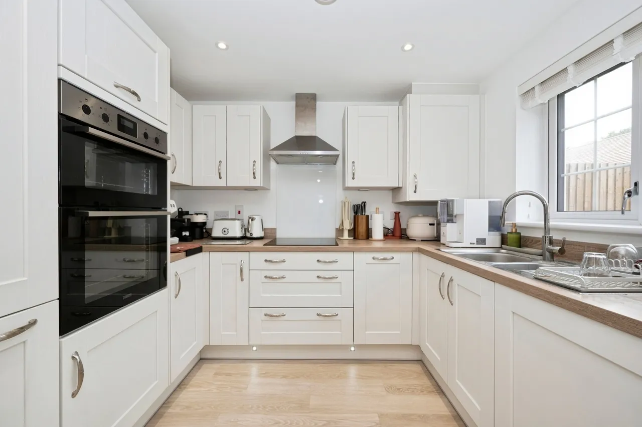 Yew Close, East Horsley, KT24, photo 15