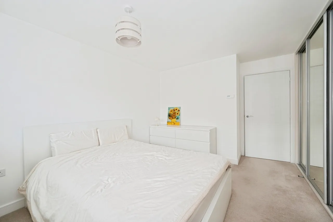Yew Close, East Horsley, KT24, photo 18