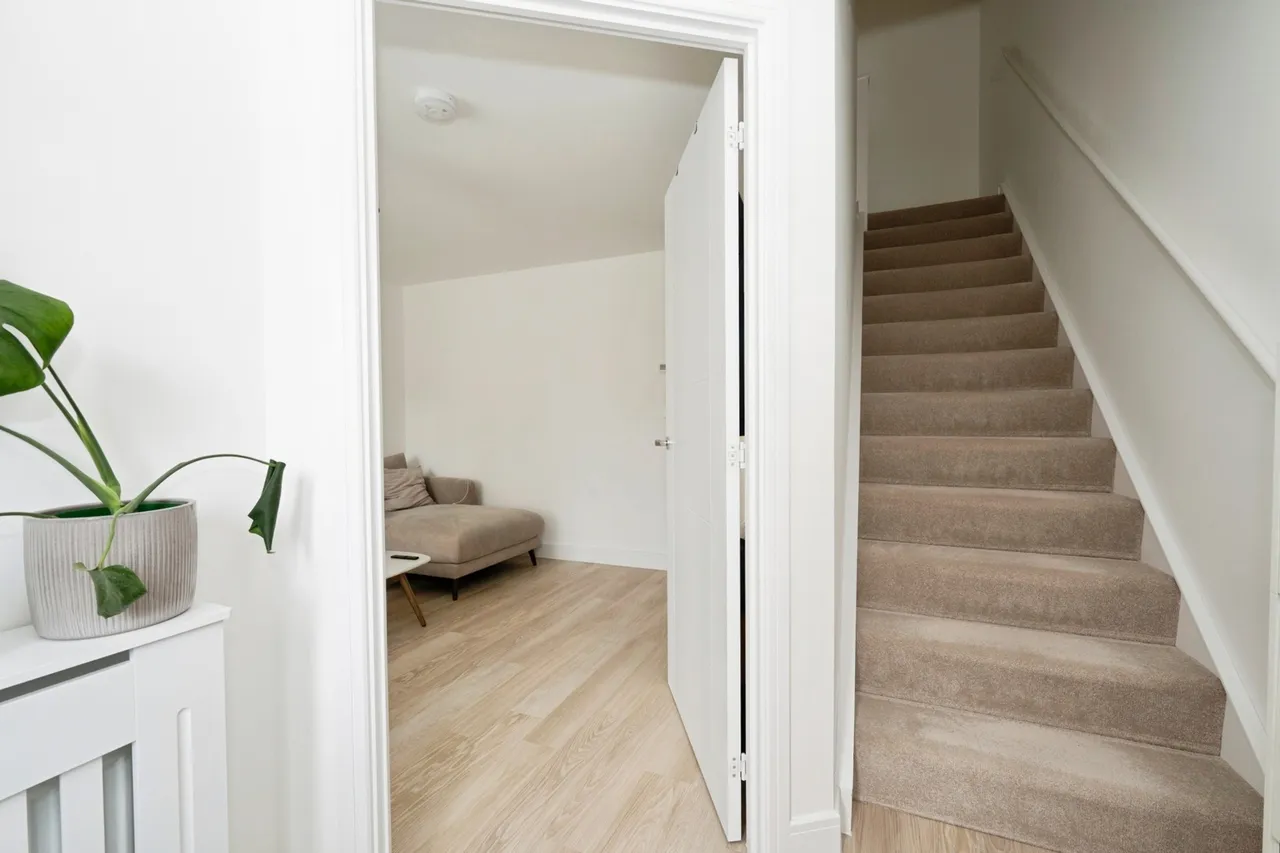 Yew Close, East Horsley, KT24, photo 7