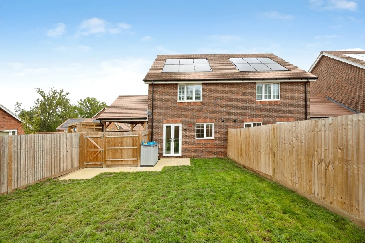 Yew Close, East Horsley, KT24, photo 12