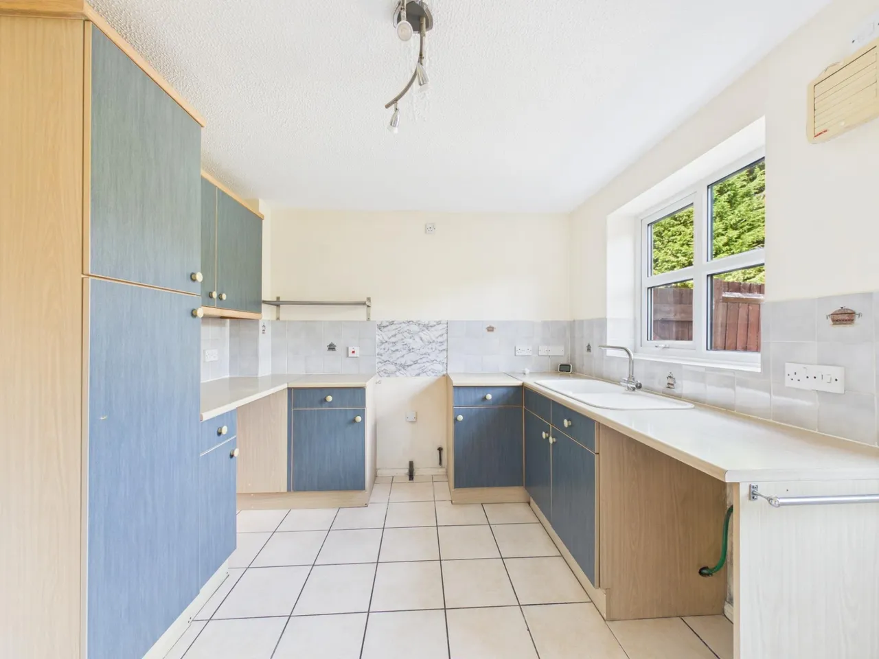 Charlecote Walk, Nuneaton, CV11, photo 5