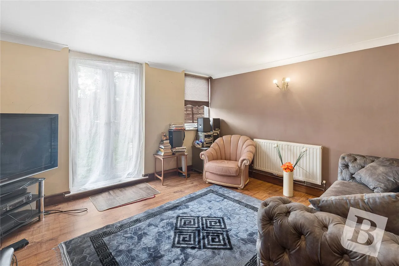 Lucerne Way, Harold Hill, RM3, photo 3