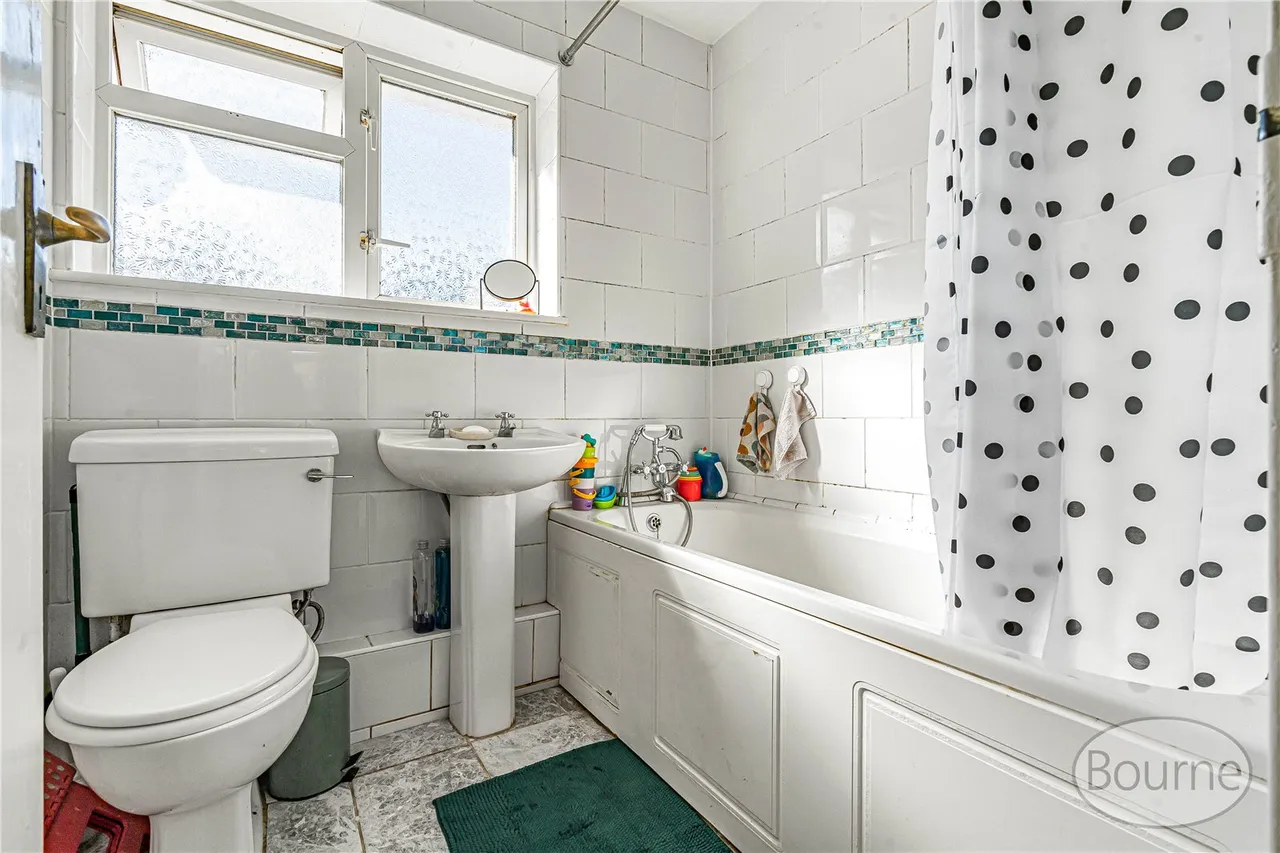 Hermitage Woods Crescent, St. Johns, GU21, photo 13