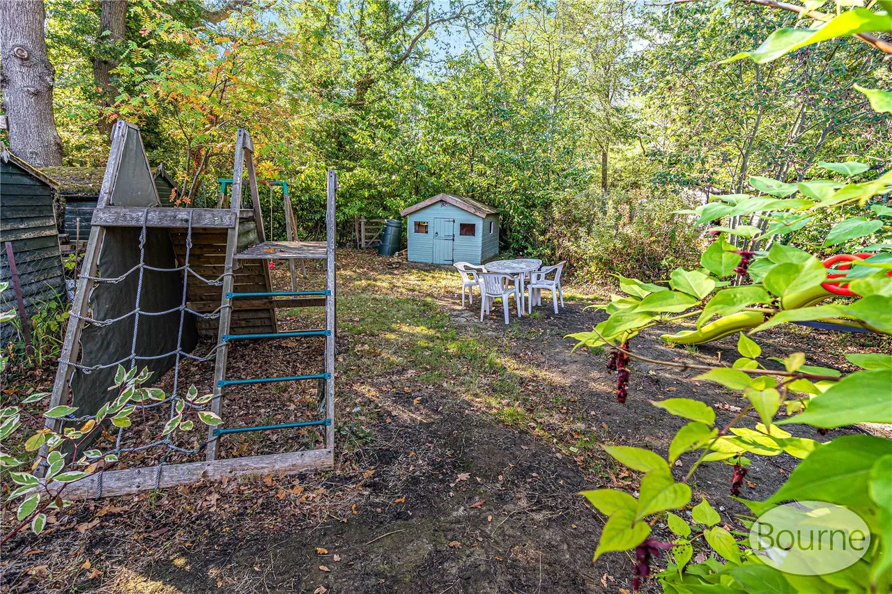 Hermitage Woods Crescent, St. Johns, GU21, photo 17