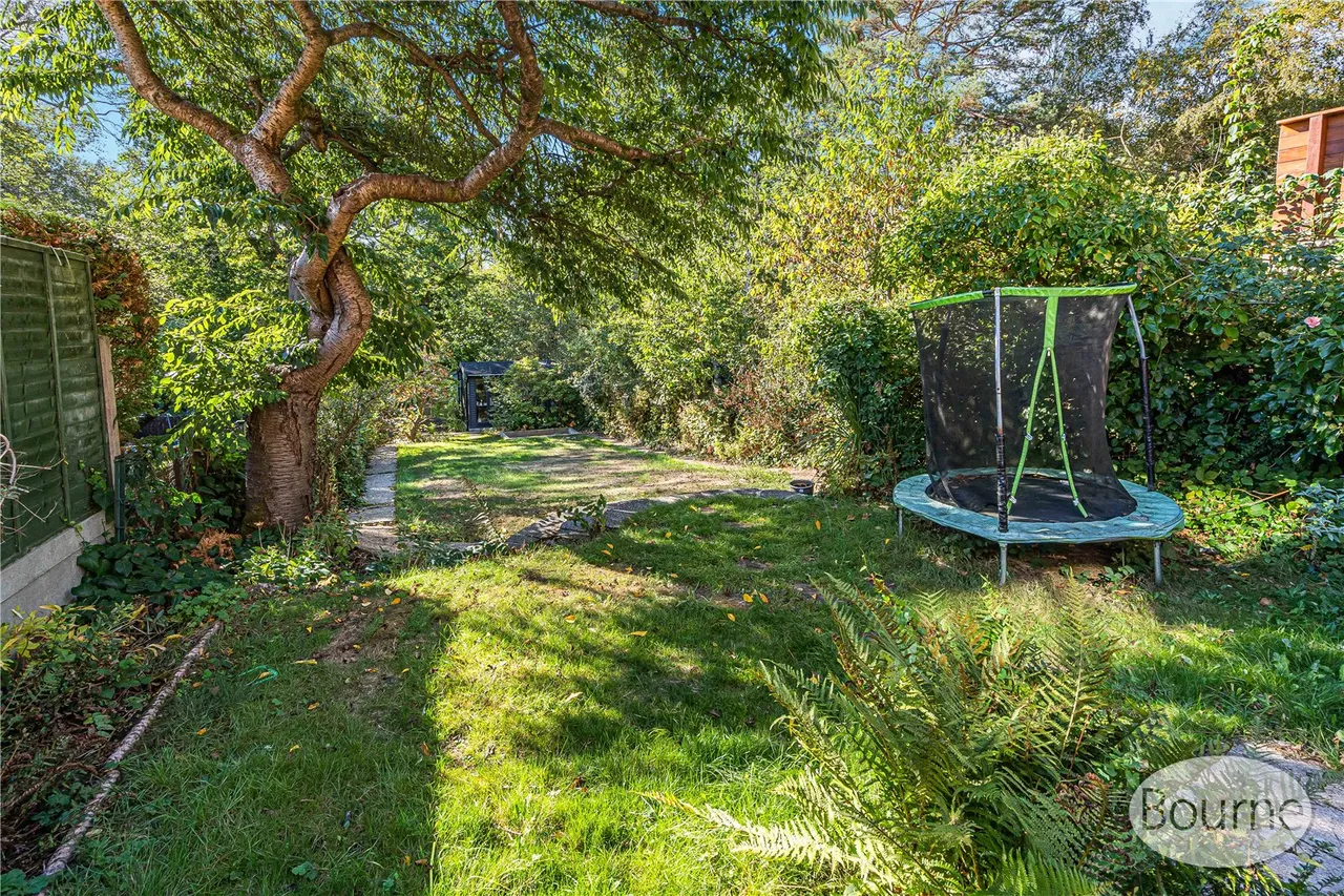 Hermitage Woods Crescent, St. Johns, GU21, photo 2