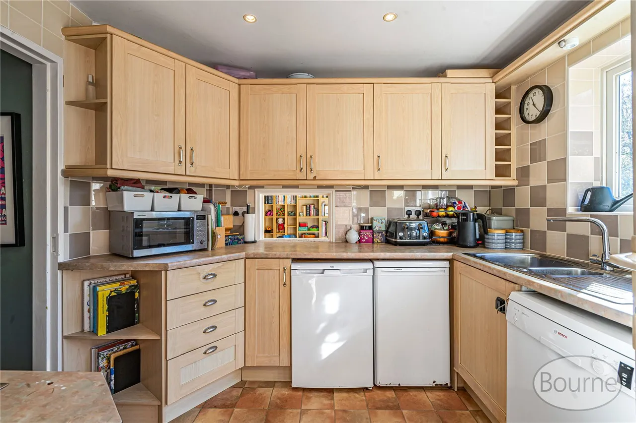 Hermitage Woods Crescent, St. Johns, GU21, photo 5
