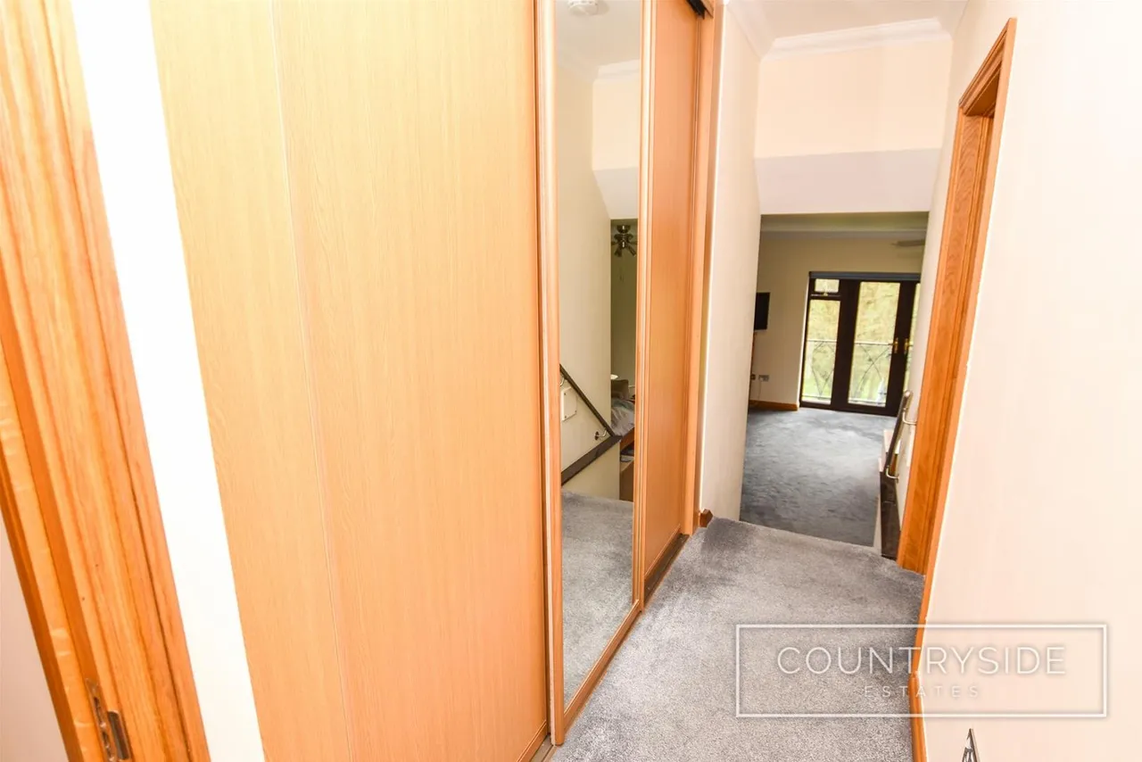 Badger Hall Avenue, Thundersley, photo 13