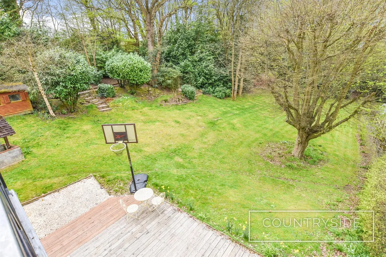Badger Hall Avenue, Thundersley, photo 18