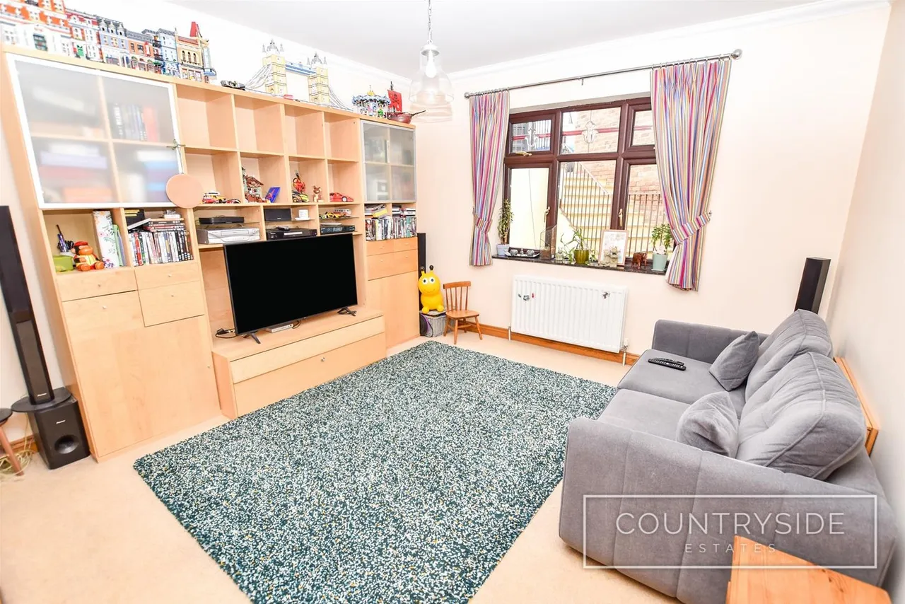 Badger Hall Avenue, Thundersley, photo 8