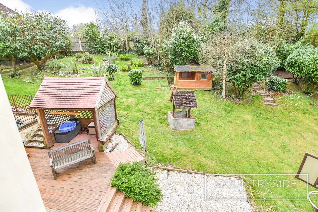 Badger Hall Avenue, Thundersley, photo 3