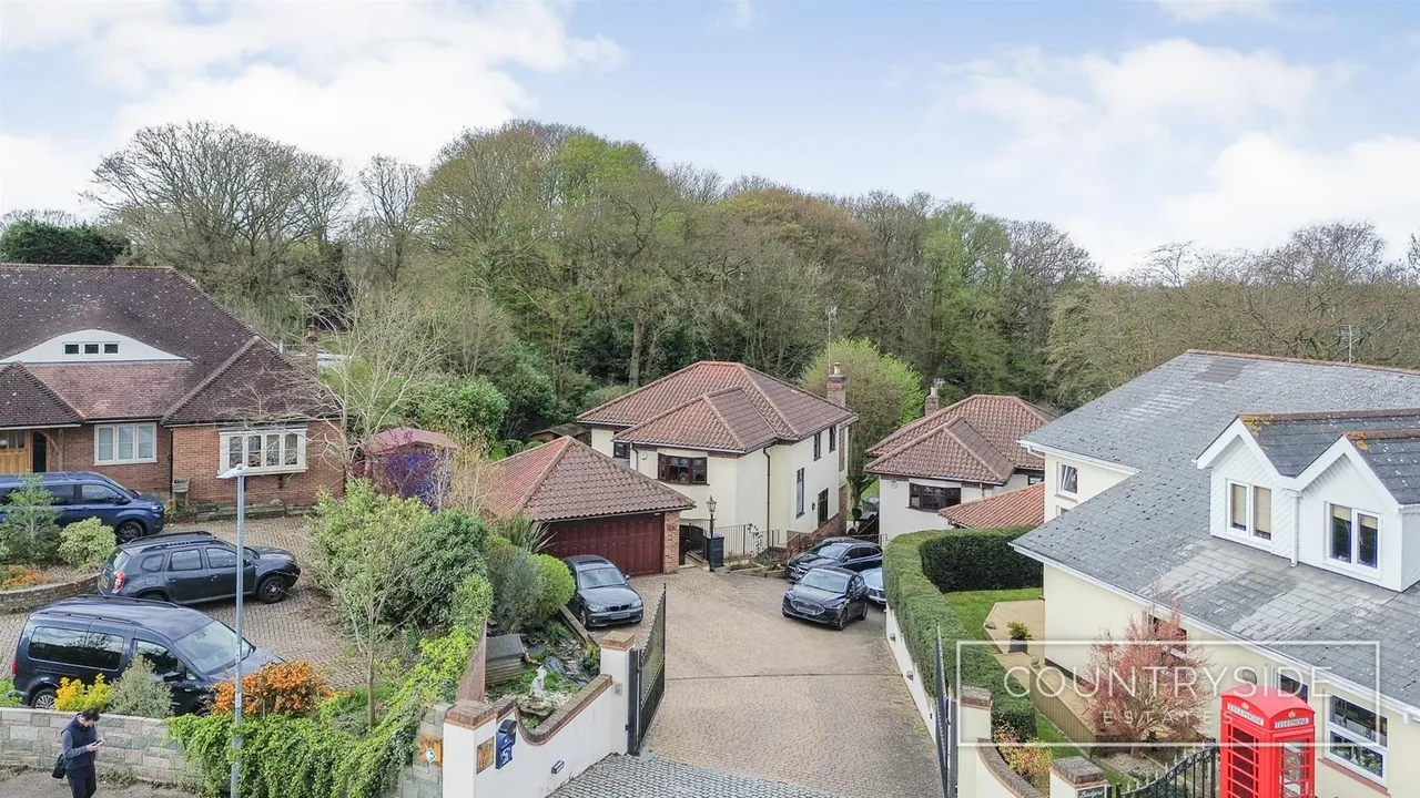 Badger Hall Avenue, Thundersley, photo 21