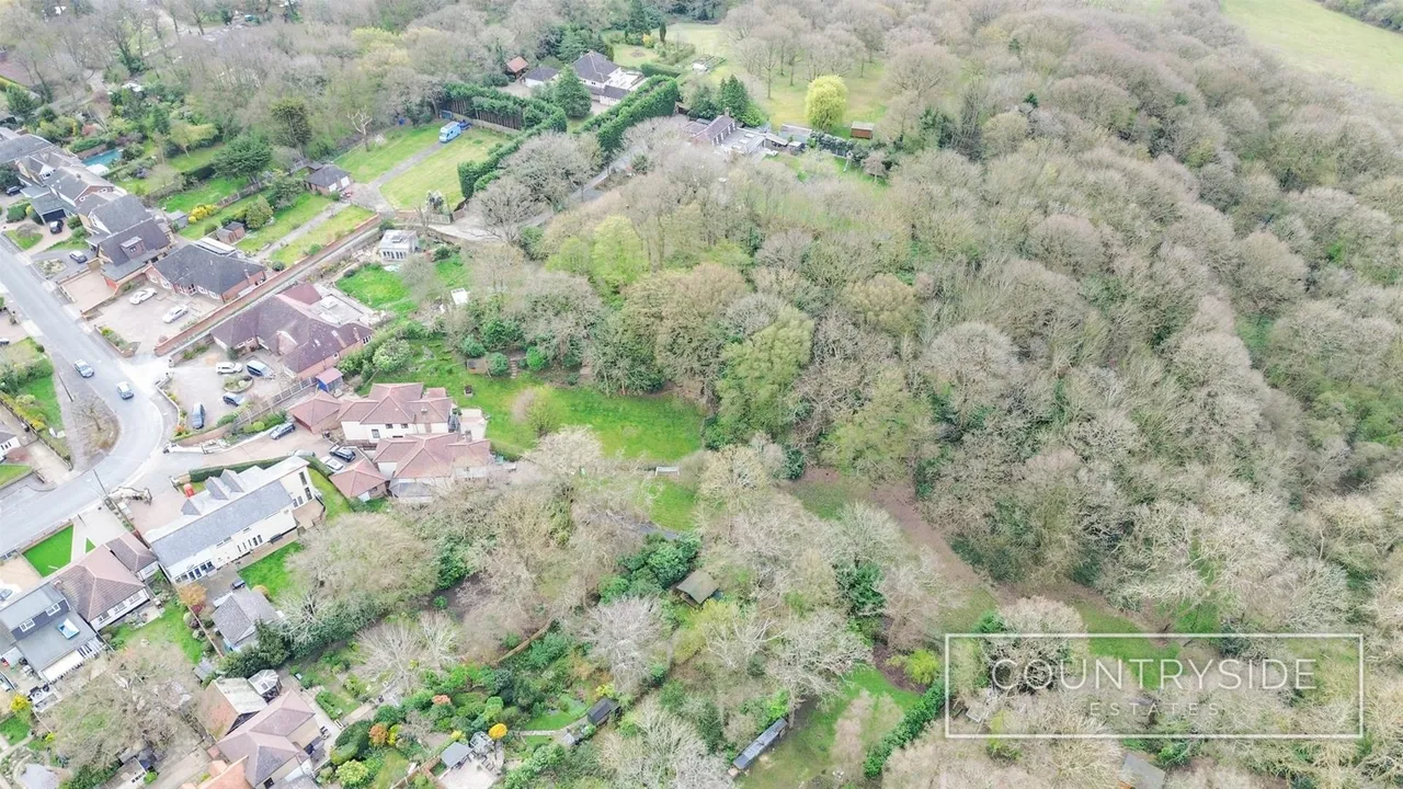 Badger Hall Avenue, Thundersley, photo 26