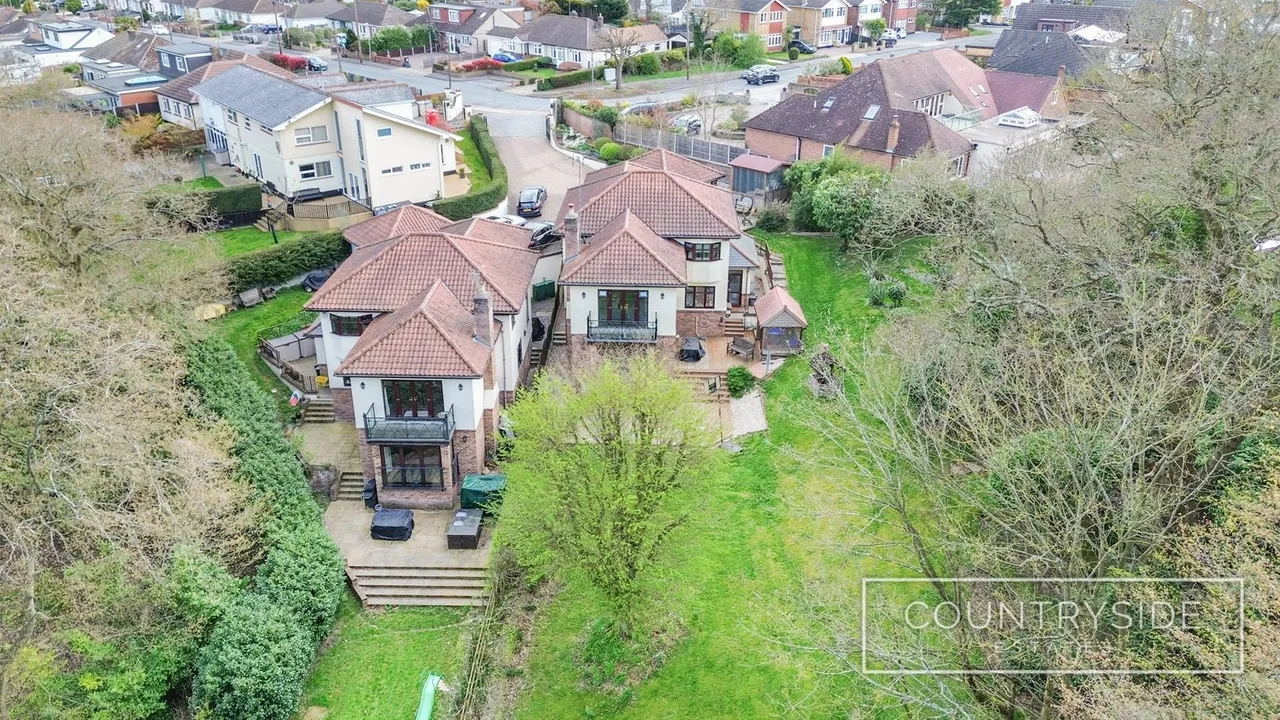Badger Hall Avenue, Thundersley, photo 22