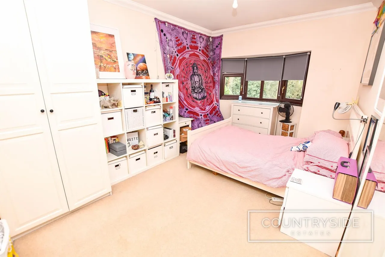 Badger Hall Avenue, Thundersley, photo 15