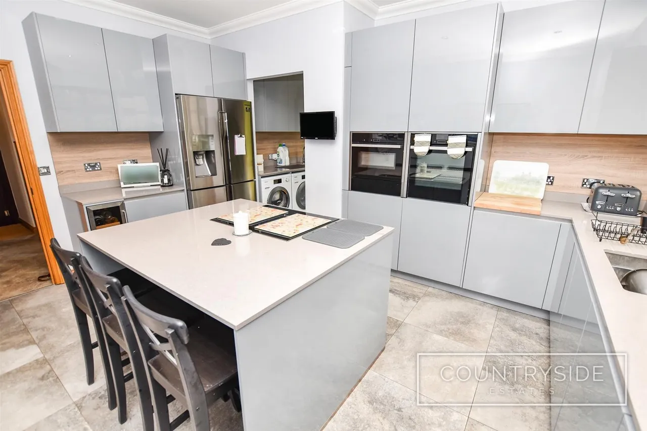 Badger Hall Avenue, Thundersley, photo 9