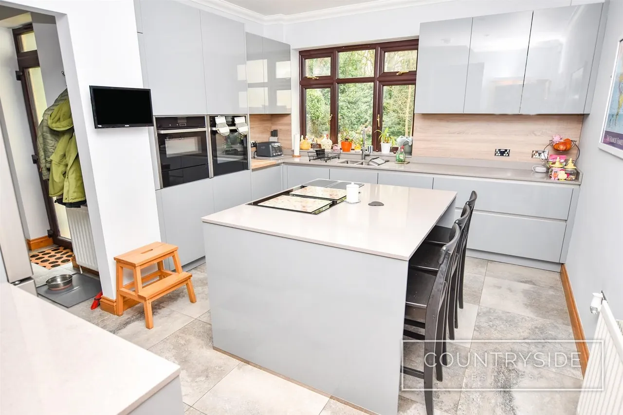 Badger Hall Avenue, Thundersley, photo 10