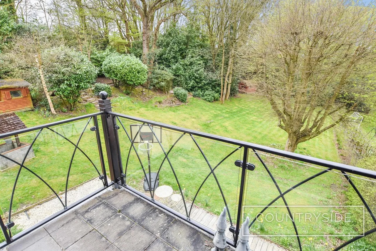 Badger Hall Avenue, Thundersley, photo 17