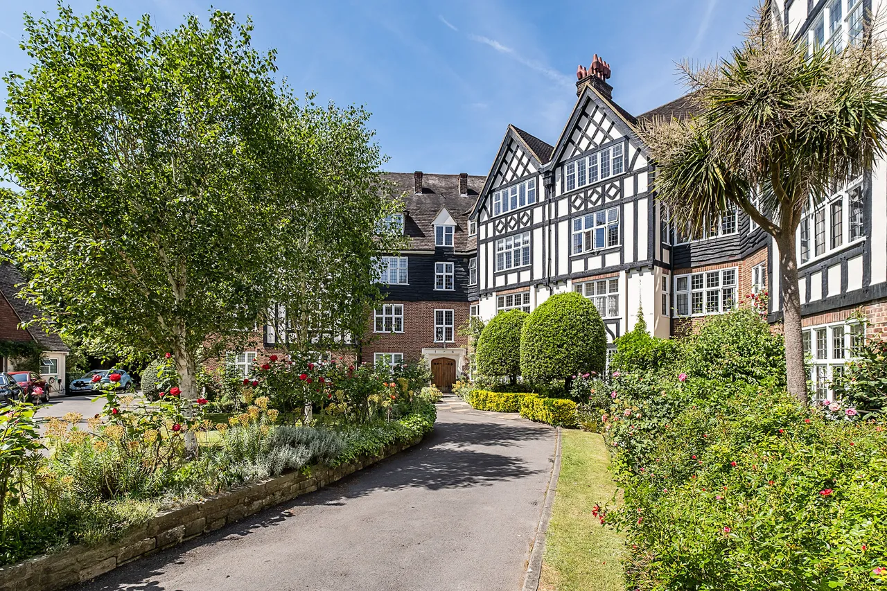 4 bed flat for sale, Wildcroft Road, London, SW15