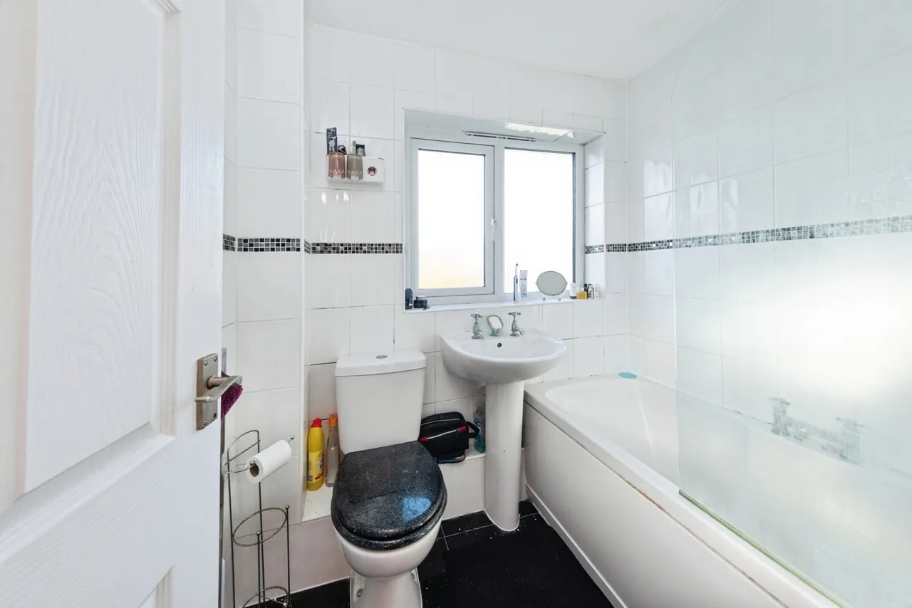 Perth Close, Bletchley, Milton Keynes, Buckinghamshire, MK3, photo 11