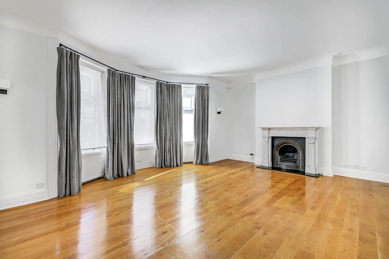 3 bed flat to rent, Wynnstay Gardens, Kensington, W8