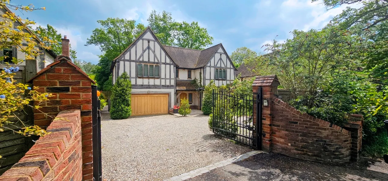 5 bed property for sale — Virginia Water, Surrey, GU25 4JA
