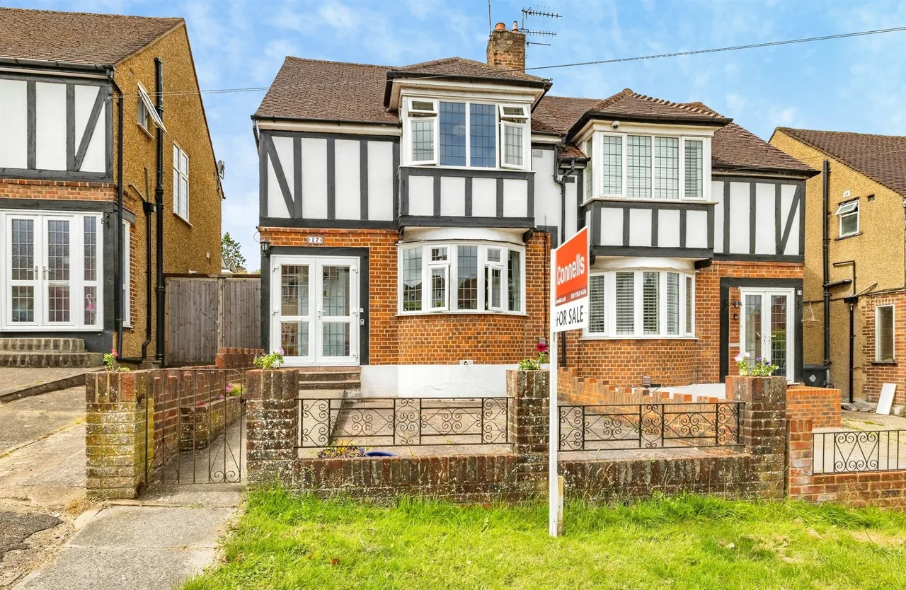 3 bed house for sale — Ashfield Avenue, Bushey
