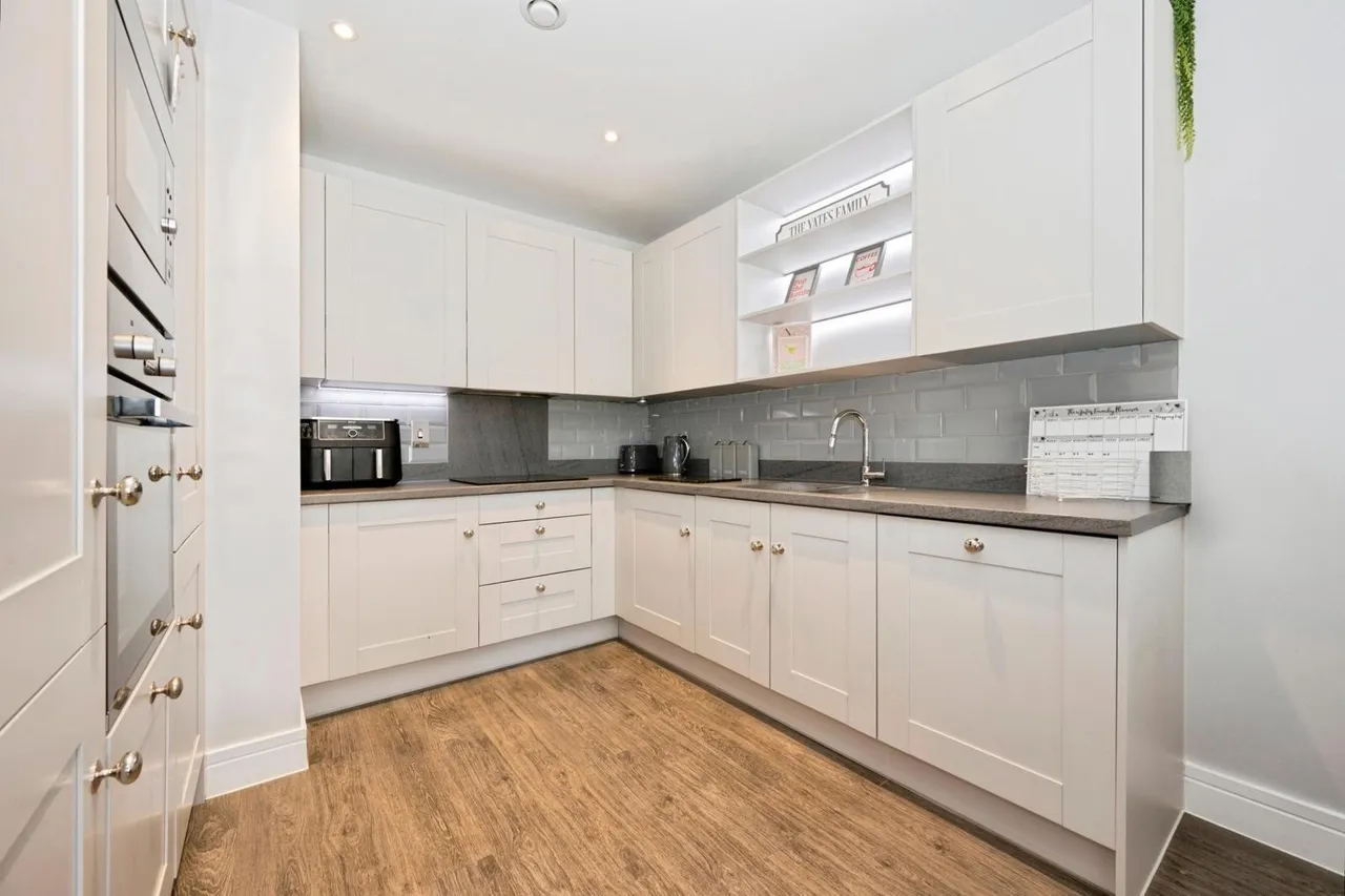 Consort Drive, Leatherhead, KT22, photo 3