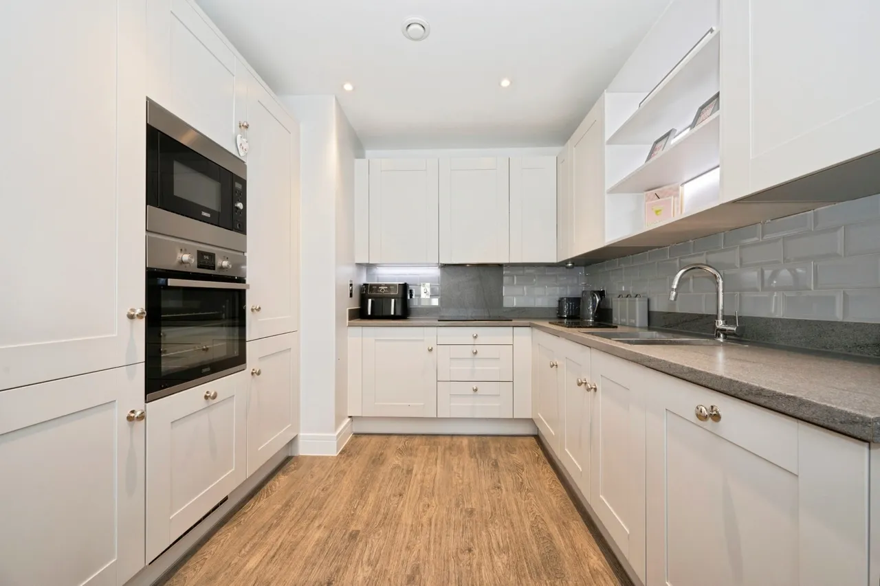 3 bed house for sale, Consort Drive, Leatherhead, KT22