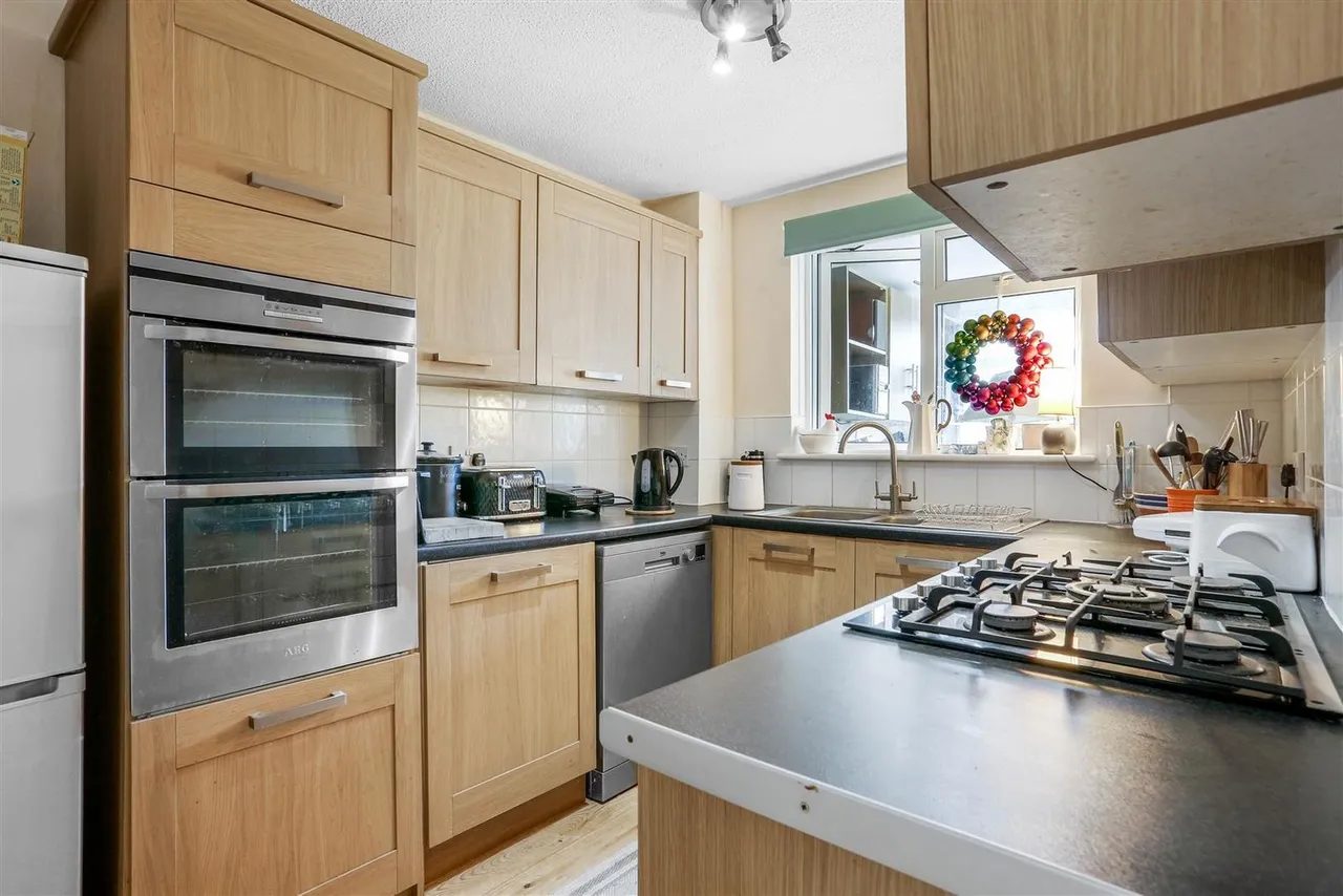 Headley Grove, Tadworth, KT20 5JF, photo 18