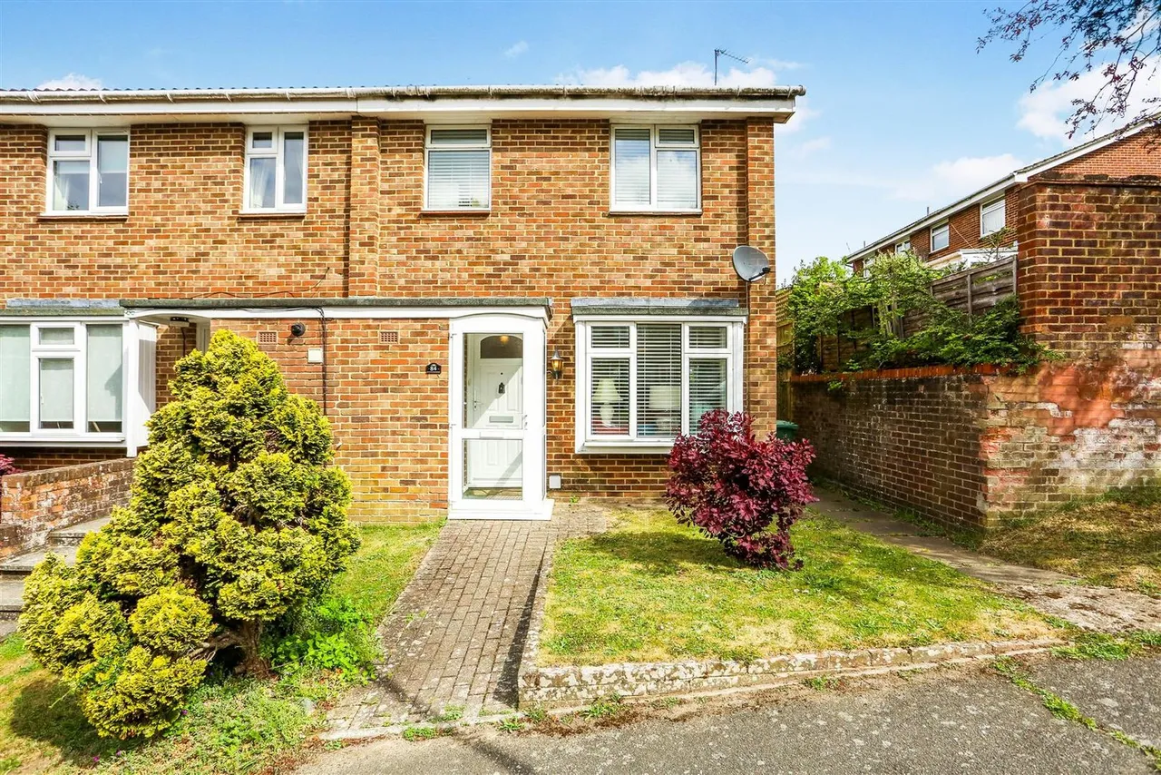 3 bed house for sale — Headley Grove, Tadworth, KT20 5JF