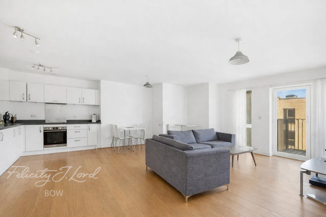 3 bed flat for sale, St Clements Avenue, London