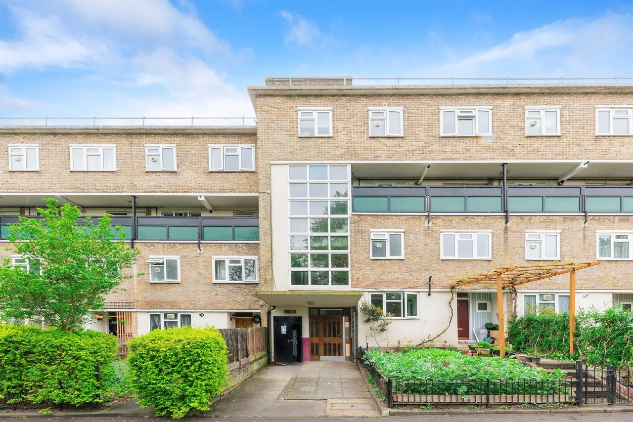3 bed flat for sale — Glen Albyn Road, London