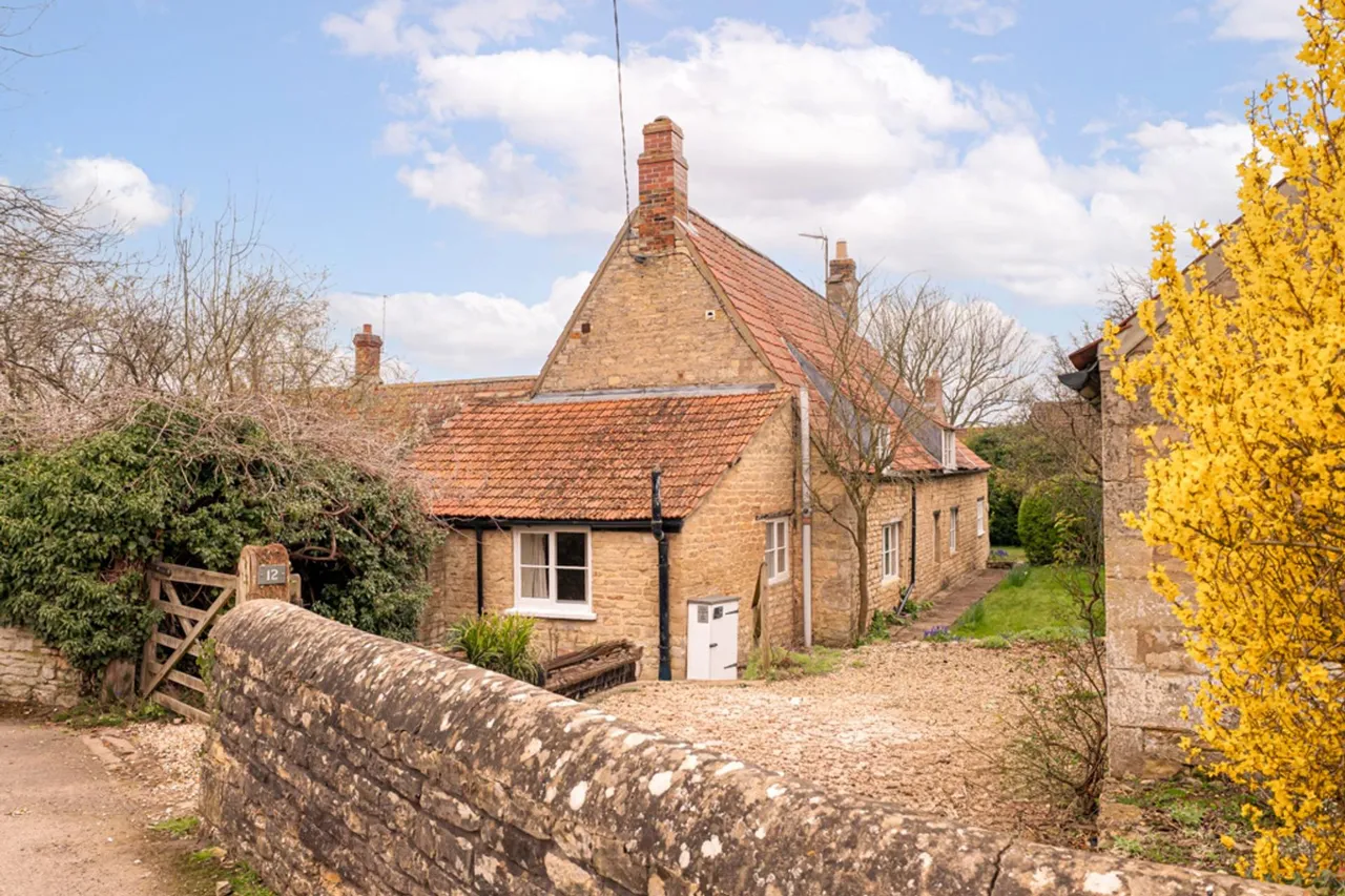 4 bed house for sale, High Street, Castle Bytham, NG33