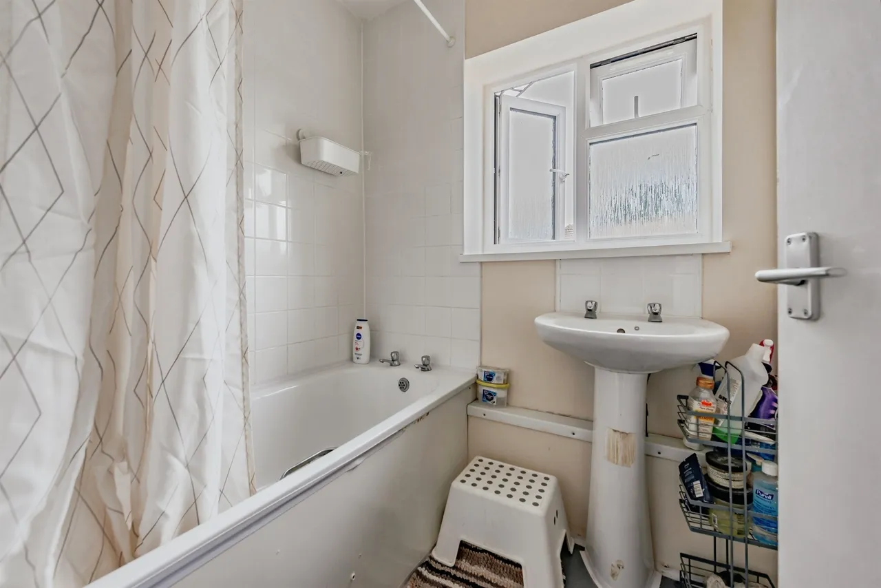 Taynton Drive, Merstham, Redhill, photo 10