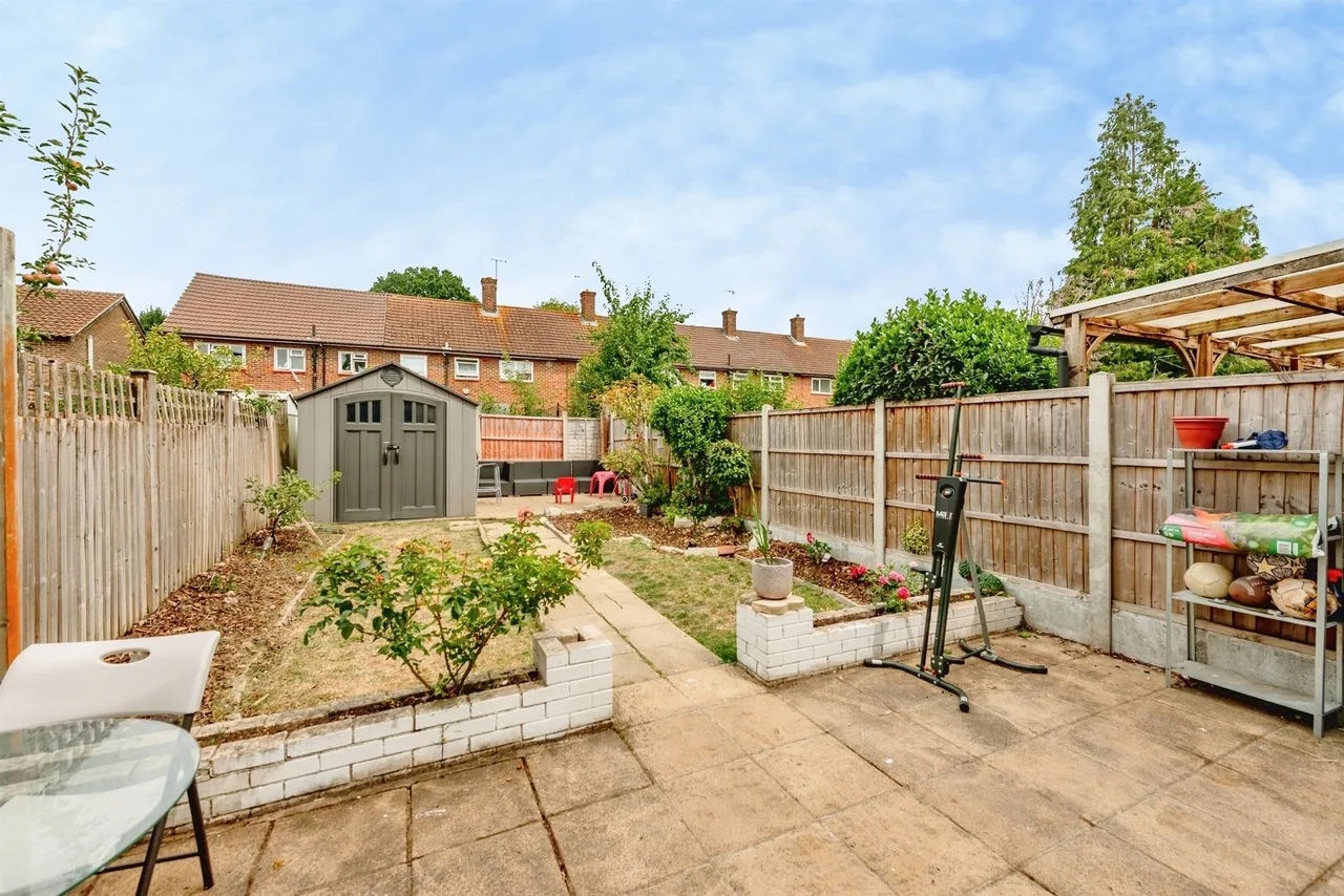 2 bed house for sale — Taynton Drive, Merstham, Redhill