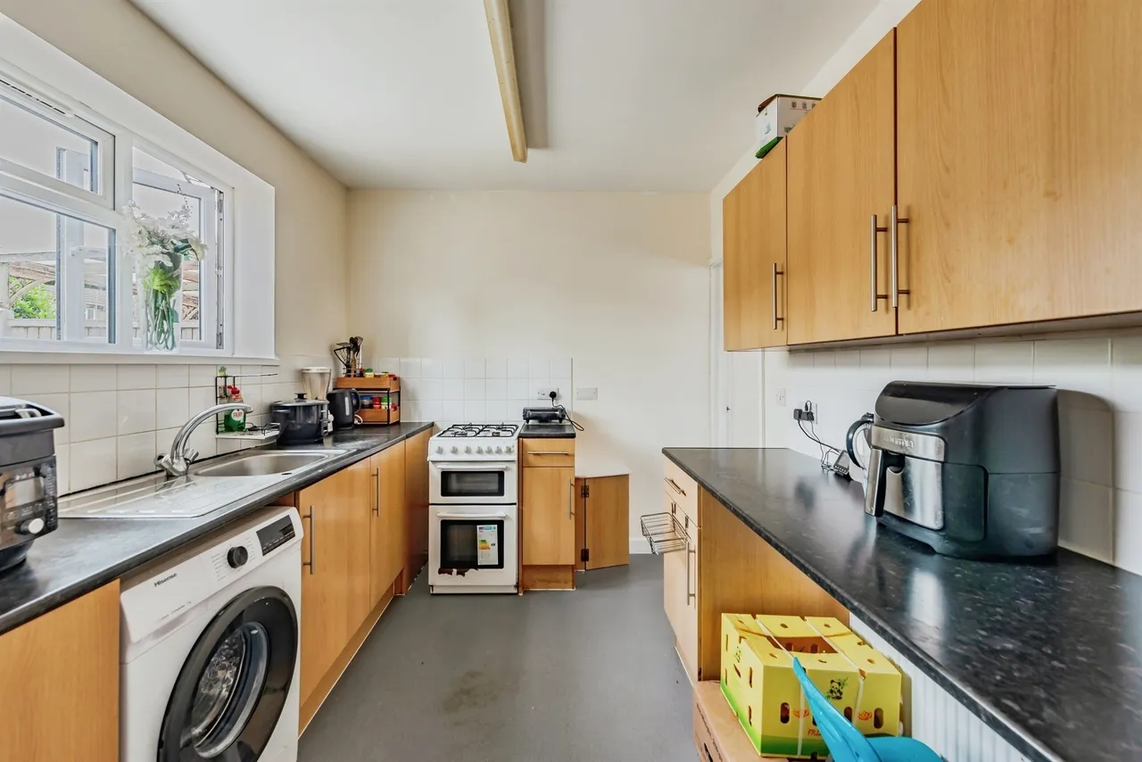 Taynton Drive, Merstham, Redhill, photo 5