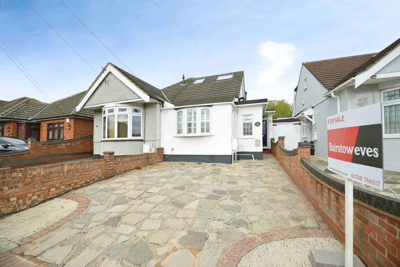 2 bed house for sale — Clyde Way, Romford, RM1