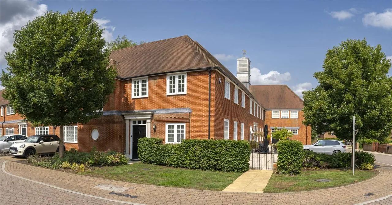 4 bed house for sale — Burnham Square, Upper Froyle, Alton, Hampshire, GU34 4FB