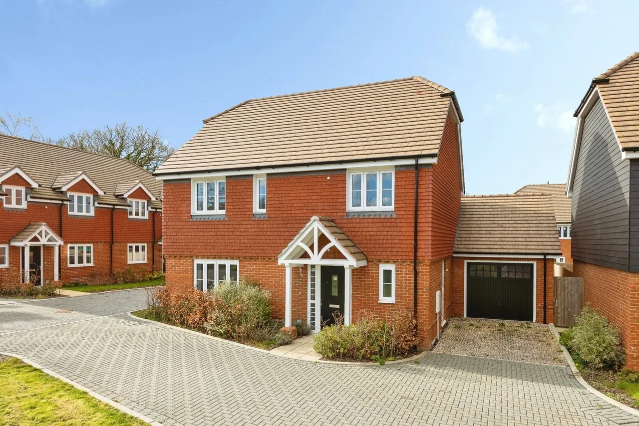 4 bed house for sale, Hedgeways, Tongham, GU10