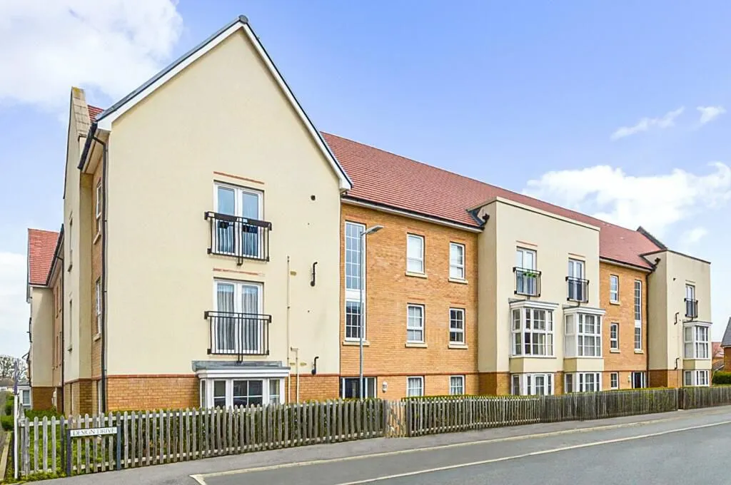 2 bed flat for sale — Design Drive, Dunstable LU6 1FS