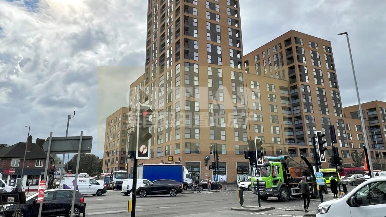 East Acton Lane, London, W3, photo 22