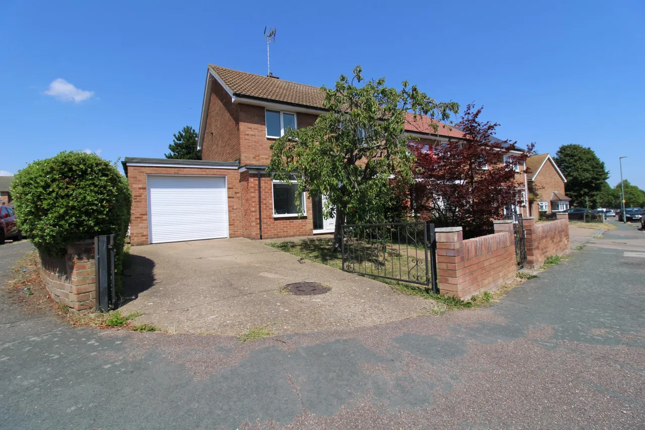 3 bed house for sale, Curling Tye, Basildon, SS14