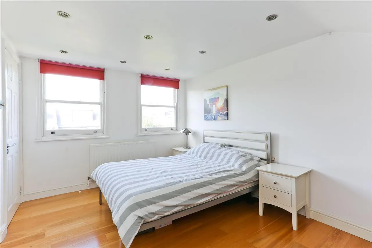 4 bed for sale in Corinne Road, London, photo 11