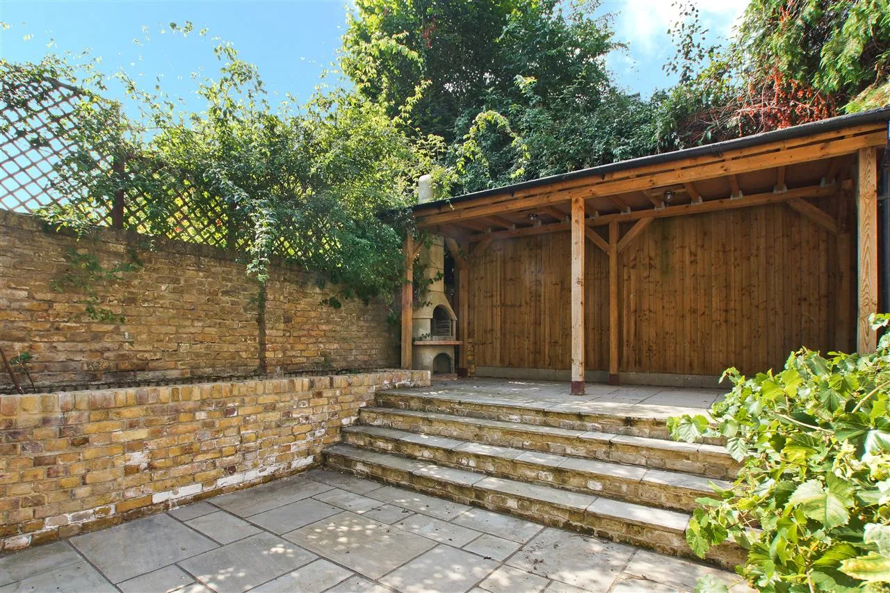 4 bed for sale in Corinne Road, London, photo 7