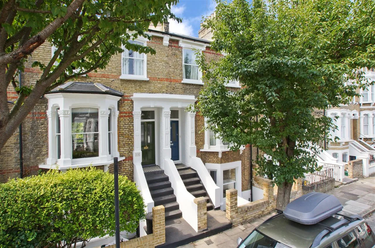 4 bed 4 bed for sale — 4 bed for sale in Corinne Road, London