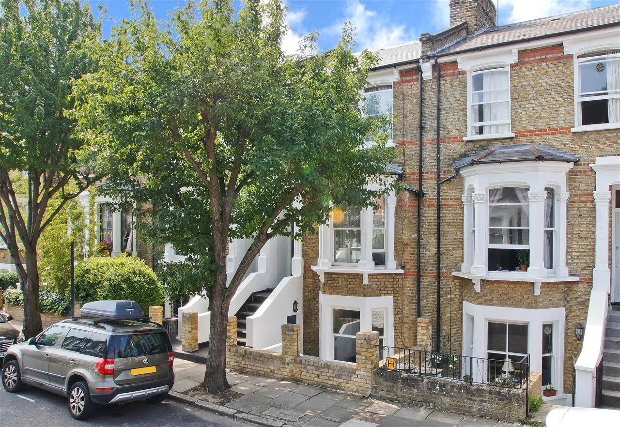 4 bed for sale in Corinne Road, London, photo 4