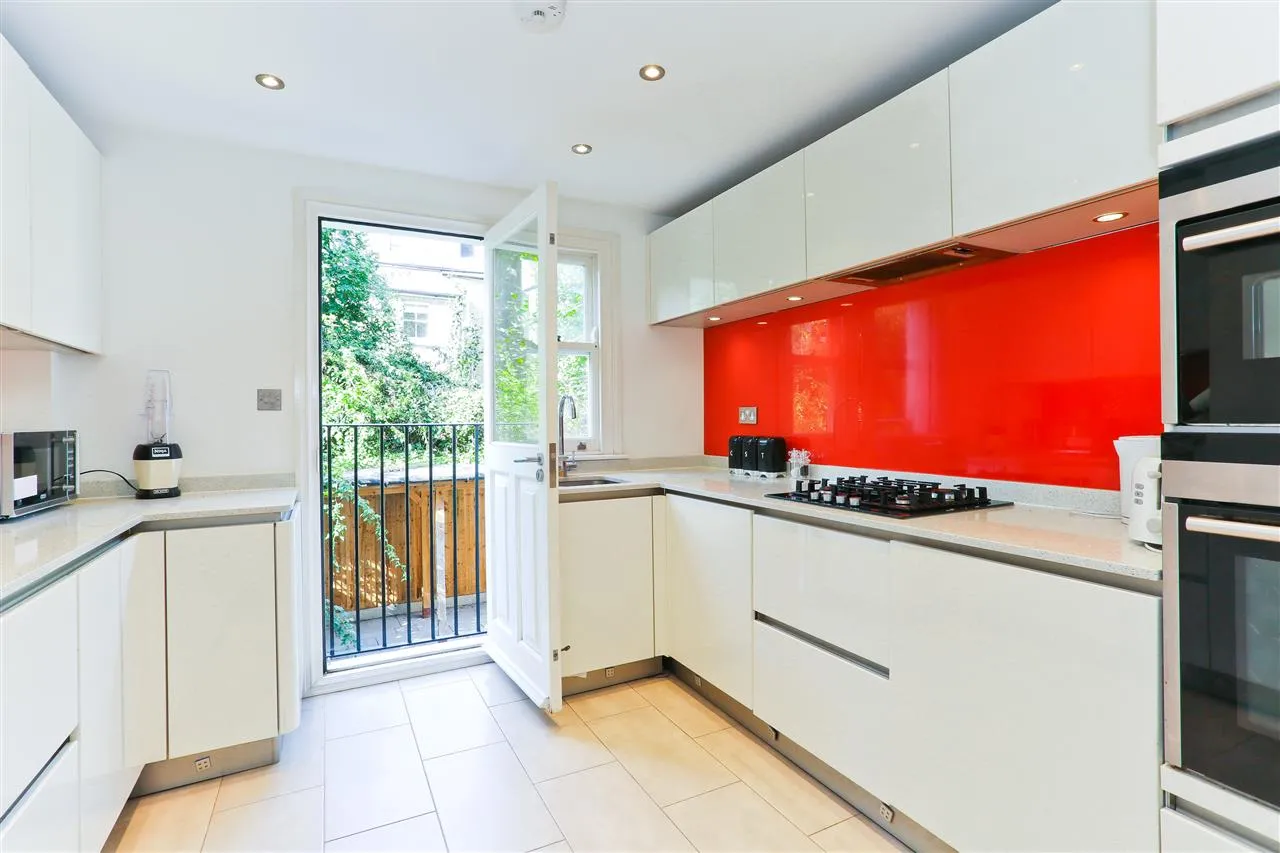 4 bed for sale in Corinne Road, London, photo 5