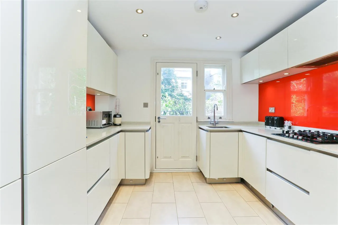 4 bed for sale in Corinne Road, London, photo 15