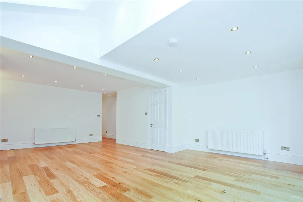 4 bed for sale in Corinne Road, London, photo 8